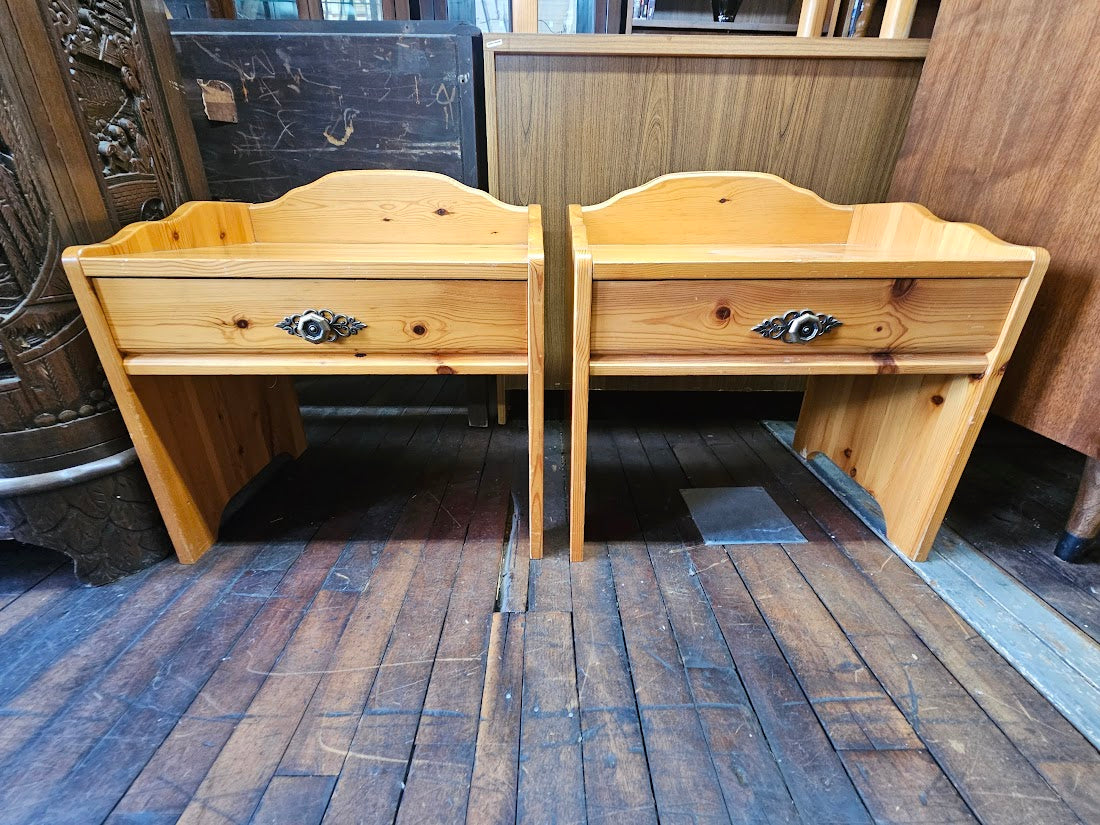 Scandinavian Pair of Pine Nightstands