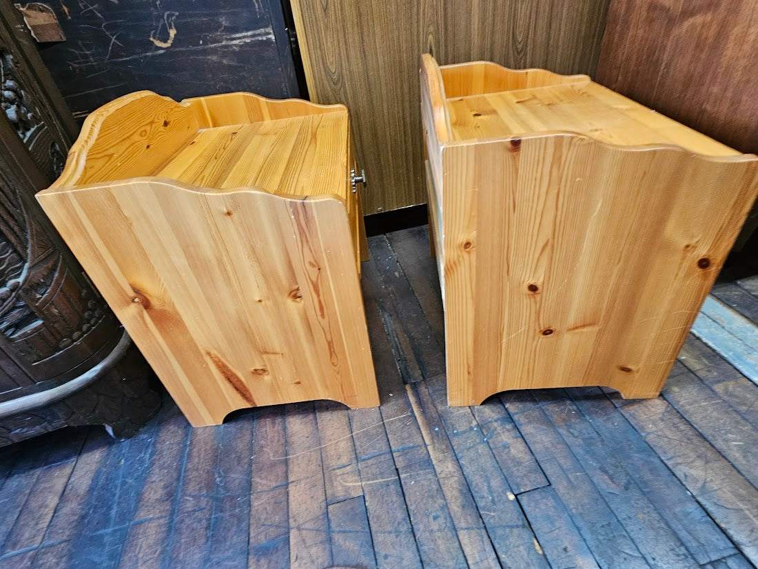 Scandinavian Pair of Pine Nightstands